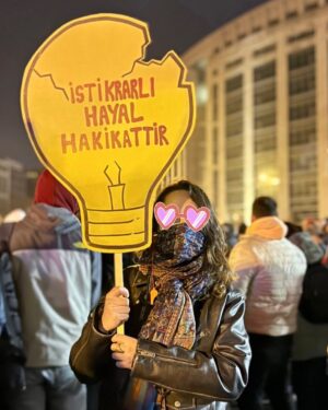 Gaye Su Akyol Instagram - “Kurtuluş yok tek başına!”