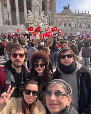 Gaye Su Akyol Instagram - “Kurtuluş yok tek başına!”