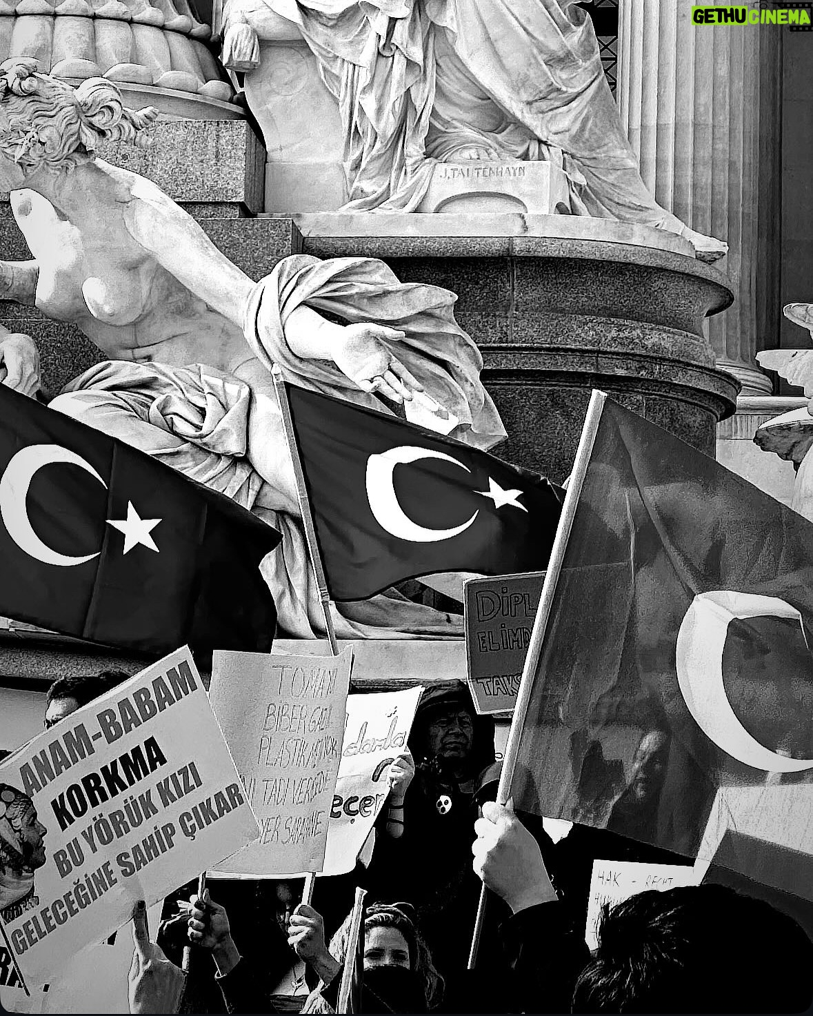Gaye Su Akyol - 32.3K Likes - āKurtuluÅ yok tek baÅına!ā