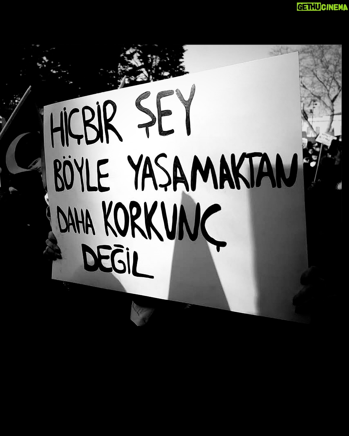 Gaye Su Akyol - 32.3K Likes - āKurtuluÅ yok tek baÅına!ā