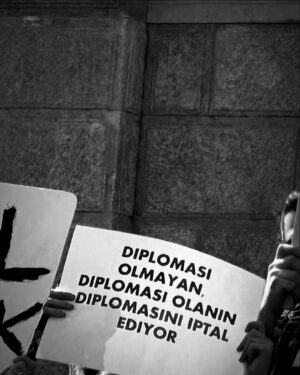 Gaye Su Akyol Instagram - “Kurtuluş yok tek başına!”