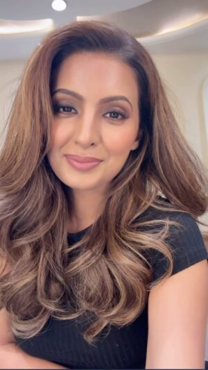 Geeta Basra Instagram - Just here to brighten your day ❤️😜

#reels #reelsinstagram #reelitfeelit #love #reelkarofeelkaro #fun #makeup #trending #shoot
