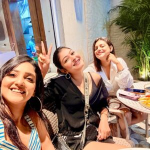 Geetashree Roy Instagram - “The best kind of chaos.”

#insta #instagood #friends #eveningvibes #café #rooqmaray #conversation #longdrive