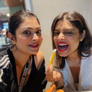 Geetashree Roy Instagram - “The best kind of chaos.”

#insta #instagood #friends #eveningvibes #café #rooqmaray #conversation #longdrive