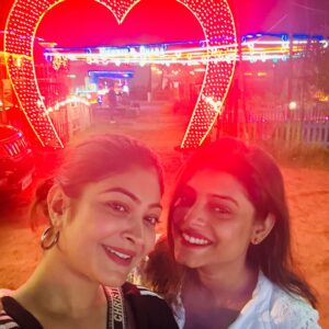 Geetashree Roy Instagram - “The best kind of chaos.”

#insta #instagood #friends #eveningvibes #café #rooqmaray #conversation #longdrive
