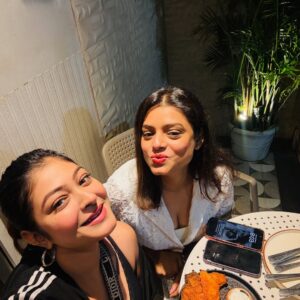 Geetashree Roy Instagram - “The best kind of chaos.”

#insta #instagood #friends #eveningvibes #café #rooqmaray #conversation #longdrive