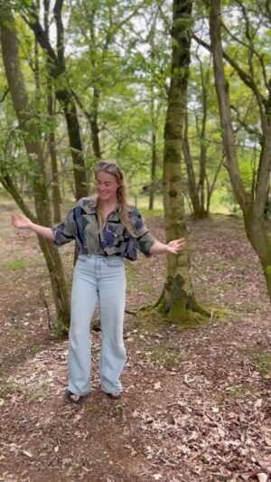 Geraldine Kemper Instagram - Campinglife 2.0 

In april 2022 begonnen we met zoeken naar geschikte busjes voor het ombouwen naar een camper. 
In de zomer heeft mn buurman en ook ienieminie beetje ik de camper omgebouwd tot een paleisje op wielen. Al zeg ik het zelf. 😏🥰

Met zoveel plezier aan het kamperen. ♥️

Er is veel gevraagd om een campertour. 
Dus bij deze. ♥️ 

Accu’s en zonnepanelen zijn van @victron_energy 
Luifel, koelkast, inductieplaat, koelbox zijn van @dometic 
Geluidsysteem is van @dnb_inbouwstation 
Businbouw @cabinvans 💚 

#voordehelftgekregen
#gekregen
#infogekregen
#vrijheidgekregen

Camper is een Opel Movano L2H2