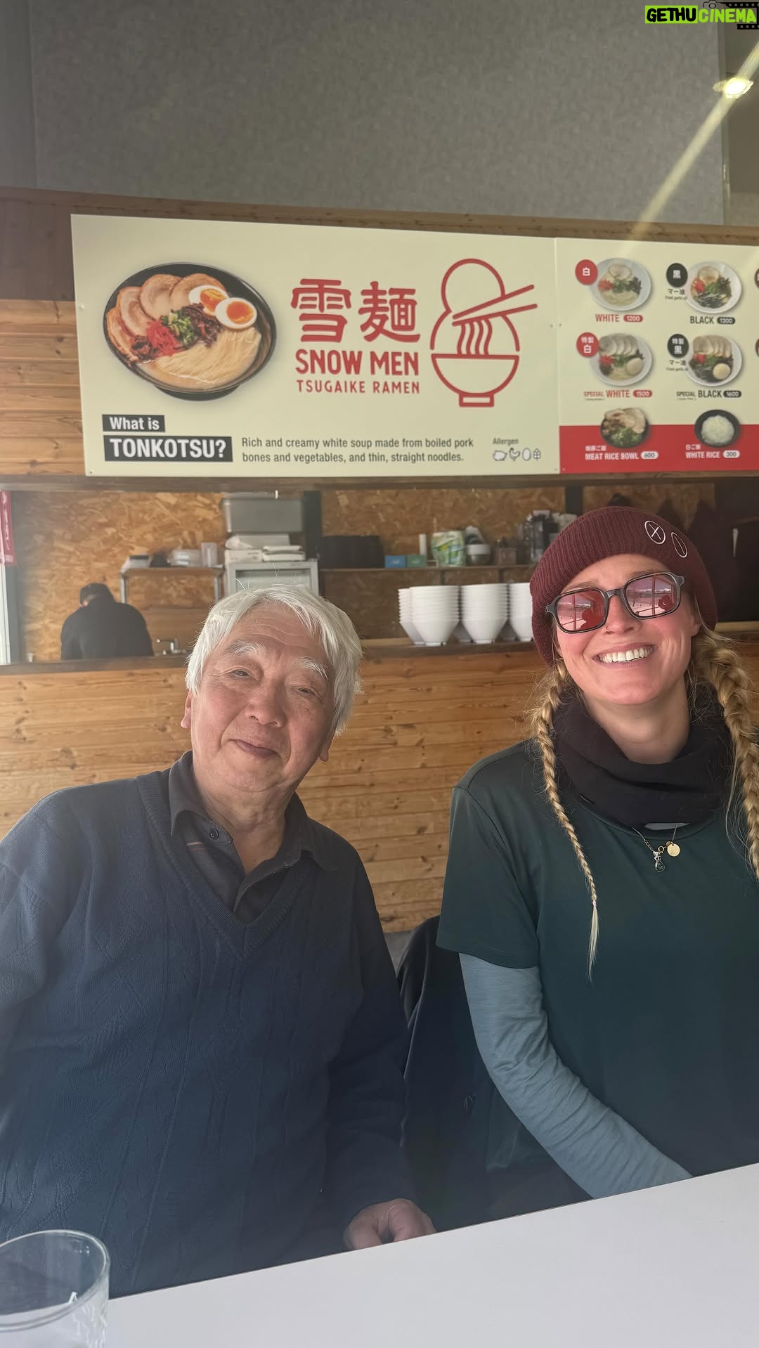 Geraldine Kemper - 3 Likes - Door open te staan en nieuwsgierig te zijn maken we op reis veel avonturen mee en ontmoeten we bijzondere mensen.
Één van deze mensen is Mr. Kakimoto, een Japanse van in de 80 die al meer dan 60 jaar op ski’s staat.
Door heftige sneeuwval konden we niet verder reizen en gaf hij samen met een vriend ons een lift.
De Japanse gastvrijheid kende geen grenzen. We spendeerden twee dagen met hen. Samen noodles eten, thee drinken, kletsen over het Japan van vroeger en zelfs de piste op naar alle geheime topspots.
Het leeftijdsverschil deed er niet toe, de taalbarrière ook niet. Voor zijn vriend die geen Engels sprak vertaalde mr. Kakumoto alles. Maar vaak was een grote glimlach van ons of hem al genoeg.
Los van kleur, nationaliteit, leeftijd of gender spreken we allemaal de taal van glimlachen. Jezelf openstellen, nieuwsgierig zijn en constant willen leren. Kakimoto en zijn vriend zijn met 80 jaar nog lang niet klaar met leven of leren.
Welke bijzondere ontmoetingen kunnen jullie je nog goed herinneren? 🥰
#japan
#travel
#snowboarden
#hakuba