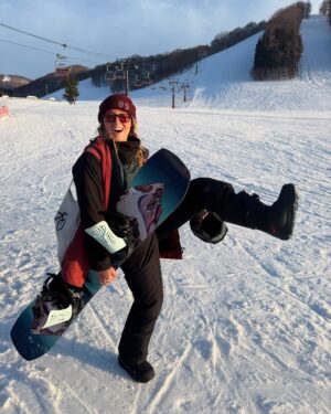 Geraldine Kemper Instagram - Japan♥️

Wat een fantastische trip door Japan tot nu toe♥️
Van snowboarden in de bergen tot tempels bezoeken in Nagano. 
Heerlijk eten en sake drinken. 
De vlag hing voor ons uit in een hotel in Nagano. En we kregen een persoonlijke tour door de Zenko-jo tempel. 

Thanks @iiyama_tourism en @nagano_japan 🌸

En @hopscotchtourismnl ♥️

#travel 
#japan
#sommigeverblijvengekregenhiephoi