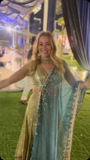 Geraldine Kemper Instagram - Met wie wil jij naar een Indiase bruiloft? 

Jaaaa ik probeer al 2 dagen iets te posten. 
Maar het wil niet lukken. Filmpje hapert. Dus even een filmpje van de bruiloft 2 dagen geleden. Voelde mij een prinses🥰♥️
Hopelijk lukt het andere filmpje snel. 
To be continued..

#letitgo
#indianwedding
#india
#wedding