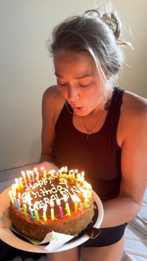 Geraldine Kemper Instagram - Jarig 🎉 

35 jaar.

6 maanden aan het reizen. 
En wat is dat ongelofelijk 🥰♥️

..ook al 6 maanden geen tv aan het maken.
Ik weet nog niet wat de toekomst gaat brengen. 
Best wel spannend! 
Maar alles is mogelijk! ♥️😊

Liefdesleven.. Verloofd. 🙈♥️

Ik wilde een paar fotos van afgelopen jaar achter elkaar zetten. Maar toen ik door mn fotos ging vielen deze selfies toch meer op. 
Met duimpje, van onderen, met wijn, in een kleedkamer, in de sneeuw, op een dixie, bij de wenkbrauwvrouw, in de trein.. 

Zin in dit 35e levensjaar. 
Lets go.