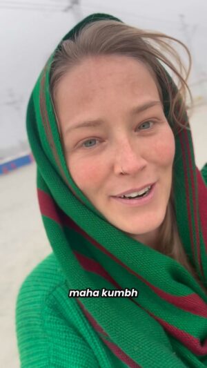 Geraldine Kemper Instagram - WOW. Het grootste festival van de wereld. 400 miljoen mensen komen hiernaartoe. Zou jij gaan? 

Een bizarre verzameling van mensen, kleuren en tradities… De Maha Kumbh Mela in Prayagraj is ’s werelds grootste spirituele bijeenkomst met naar schatting 400 miljoen bezoekers, dus ongeveer 5% van de hele wereldbevolking.. Het vindt één keer in de 12 jaar plaats.

Deze editie was nog specialer omdat Jupiter en de zon op specifieke plekken in het heelal stonden, iets wat slechts eens per 144 jaar voorkomt en dus voor alle bezoekers een eerste én laatste keer is. Vandaar ook het gigantische aantal bezoekers.

Mensen geloven dat een bad nemen in de heilige Ganges tijdens de Kumbh je zonden wegwast, je dichter bij verlichting brengt en verlossing geeft.

Bezoekers komen vanuit heel India en de wereld, reizen soms honderden kilometers en slapen in tenten in de kou om een bad te nemen en heilig water in een jerrycan mee te nemen voor familie en vrienden. Onder de bezoekers zijn ook veel spirituele leiders, waaronder de naga (naakte) en met as bedekte sadhus, die geen enkele vorm van materiële bezittingen hebben en hun leven hebben gewijd aan spiritualiteit. Maar ook de Urdhva Bahu Sadhus, mensen die zich onderwerpen aan extreme vormen van boetedoening, zoals dagenlang tussen prikkelplanten mediteren.

Mensen verplaatsen zich te voet, op praalwagens met muziek, op een motor of in volgeladen bussen, maar ook te paard of op olifanten vanuit de Himalaya.

Ik heb een dip in de rivier even overgeslagen, maar heb m’n ogen uitgekeken. Wat een ervaring!