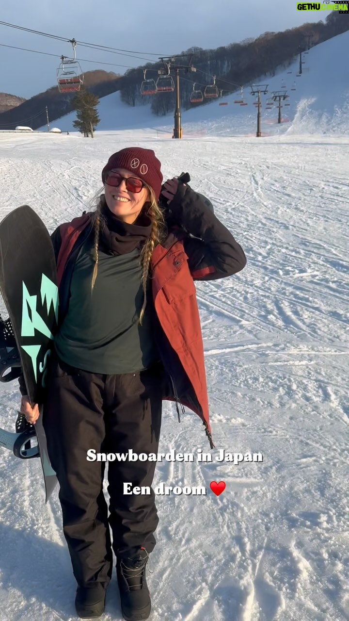 Geraldine Kemper - 3 Likes - Japow!
Snowboarden in Japan❄️
Een droom die uitkomt ♥️
De champagne sneeuw 🍾
Het eten op de piste 🍣
De geweldige dorpjes 🏡
Naast de bekende gebieden op Hokkaido heb je ook heel veel mooie gebieden dichtbij Tokyo.
Wij kozen voor
Hakuba, Togakushi, Nozawa Onsen en Myoko.
Hakuba (valley)
Heel. Veel. Aussies.
Bestaat uit 10 ski gebieden.
Dit zijn 10 wat kleinere districten. Ze zijn niet met elkaar verbonden maar je kunt met een shuttlebus langs alle gebieden.
Wij pakten 1 gebied per dag.
Togakushi. We waren hier 1 dag. Veel lokale mensen. Weinig toeristen.
Nozawa onsen. Een van mn favoriete.
Perfect ook voor backcountry snowboarden. 🌲
Mooi gebied. Schattig dorpje. Veel sneeuw toen wij er waren🏔️
Myoko. Een plaats bestaande uit meerdere skigebieden.
Echt fantastische sneeuw gehad hier!
Zoveel verse poeder! Ook mooi tussen de bomen.
Suginohara en Seki onsen absolute toppers voor als er verse sneeuw is gevallen♥️
Leuke restaurants in Myoko Akakura.
En meest schattige guesthouse, Moomin papa met een eigen onsen.
Wij hadden overigens een auto gehuurd om ons gemakkelijk tussen de gebieden te vervoeren in Hakuba en Myoko.
Maar er zijn ook shuttlebussen.
Verder alles met de trein. ♥️
Thank you @woody.hakuba for the rental gear and great service♥️
#travel
#japan
#snowboarding
#happy