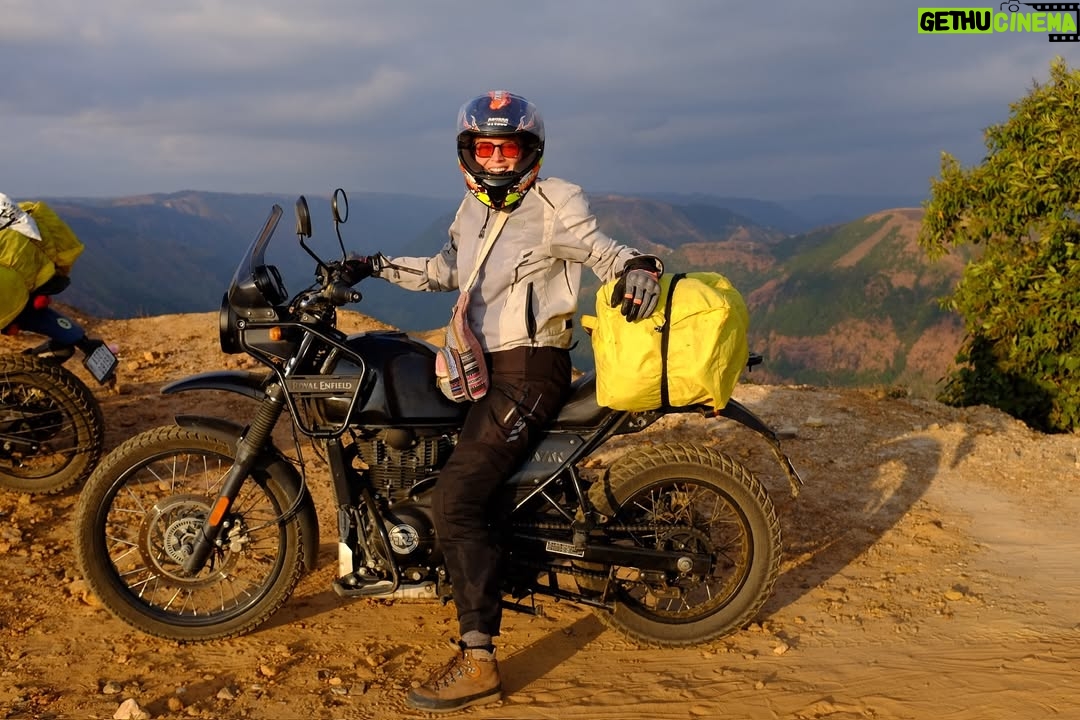 Geraldine Kemper - 3 Likes - Meer fotos van deze fantastische trip door India. Nog een beetje uit Karnataka. Maar..
Binnenkort meer over Meghalaya en Assam
staten in het Noord Oosten van India 🌎🌴💚 weer met de motor♥️
..en ik zal jullie meenemen naar het grootste Religieuze Festival ter wereld.
Maha Kumbh ♥️