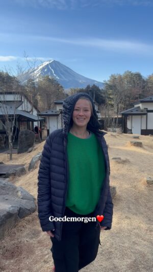 Geraldine Kemper Instagram - Overnachtingstip voor bij Mount Fuji 🏔️ 
De heilige vulkaan in het echt zien? 
Absoluut magisch. ✨ Mount Fuji stelde niet teleur.. vooral niet in combinatie met deze plek! Glamping met uitzicht op de berg, kanoën op het meer en koffie terwijl de zon opkomt. 

Krakend ijs, frisse lucht en pure rust. 🌎🤍

Thanks for the #invite @gv_hanz It was perfect♥️
And thanks to @visitjapan_uk for organizing 

#Japan
#Travel
#mountfuji
