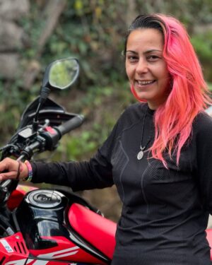 Geraldine Kemper Instagram - Gister was het internationale vrouwendag. Graag deel ik foto’s van een aantal van de vrouwen die we zijn tegengekomen tijdens onze reis. 
Sterke inspirerende mensen met elk hun eigen verhaal. 
Een ode aan de vrouwen om ons heen!

Vrouwenrechten staan wereldwijd onder druk. Dat zie, hoor en voel ik ook tijdens de reis. 

In onze eigen samenleving is bizar genoeg de discussie over baas in eigen buik opeens weer aan de orde van de dag, en in de internationale politiek en op social media wordt seksisme en vrouwonvriendelijk gedrag eerder getolereerd dan tegengegaan. 

Het vieren van vrouwen is daarom nu  belangrijker dan ooit. 

♥️