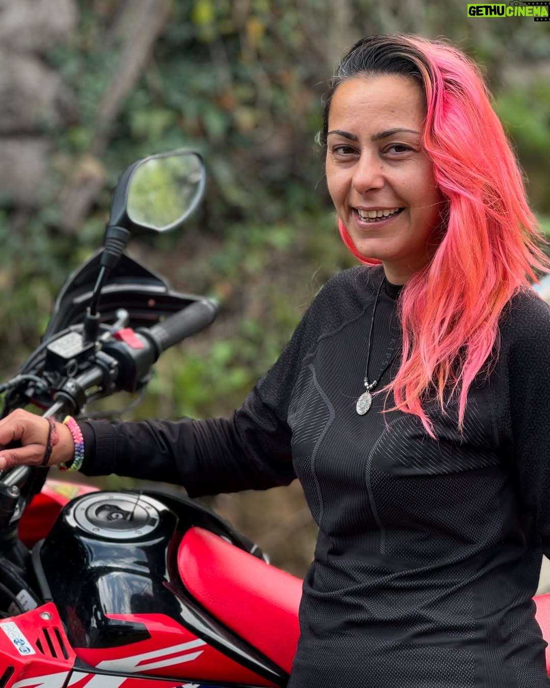 Geraldine Kemper - 3 Likes - Gister was het internationale vrouwendag. Graag deel ik foto’s van een aantal van de vrouwen die we zijn tegengekomen tijdens onze reis.
Sterke inspirerende mensen met elk hun eigen verhaal.
Een ode aan de vrouwen om ons heen!
Vrouwenrechten staan wereldwijd onder druk. Dat zie, hoor en voel ik ook tijdens de reis.
In onze eigen samenleving is bizar genoeg de discussie over baas in eigen buik opeens weer aan de orde van de dag, en in de internationale politiek en op social media wordt seksisme en vrouwonvriendelijk gedrag eerder getolereerd dan tegengegaan.
Het vieren van vrouwen is daarom nu belangrijker dan ooit.
♥️