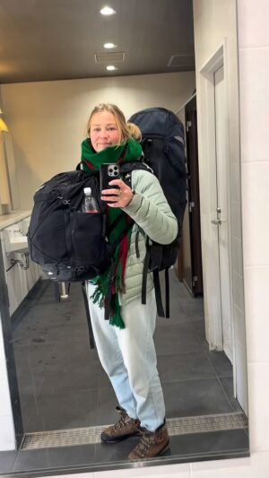 Geraldine Kemper Instagram - Treinen in Japan 🚄🇯🇵

Wij hebben veel gereisd met de trein in Japan. 
Super snel, efficiënt, schoon en je ziet zoveel van het land! 🇯🇵✨
Japan heeft een van de meest geavanceerde spoorwegnetwerken ter wereld.

Het kan best overweldigend zijn, vooral de grote treinstations. Maar mensen zijn ontzettend behulpzaam en helpen je graag!

✨ Shinkansen (Bullet Train)
Mega snel (320 km/u), stipt, comfortabel & veilig! Haal een JR PASS voor onbeperkt reizen (7, 14 of 21 dagen). Echt handig!

🗺️ Plan vooruit!
Grote stations kunnen ingewikkeld zijn, dus neem de tijd. En goed nieuws: je kunt heerlijk eten halen voor in de trein! Wij namen altijd een bento box of lekkere sushi mee. 🍣🚄

💺 Trein gemist? Geen stress! Je kunt op dezelfde dag of later gebruikmaken van niet-gereserveerde zitplaatsen.

⏳ Laatste treinen rijden vroeg!
De laatste Shinkansen vertrekt rond 21:00 uur, dus check de dienstregeling als je ’s avonds nog plannen hebt.

🎟️ Boek je tickets online!
E-tickets voor belangrijke routes, geen gedoe met kaartautomaten of taalbarrières.

Zou jij Japan per trein verkennen? 🚉💨

Thanks @japanexperience_en for the JR passes and all the help. #gifted

#travel
#japan
#jrpass