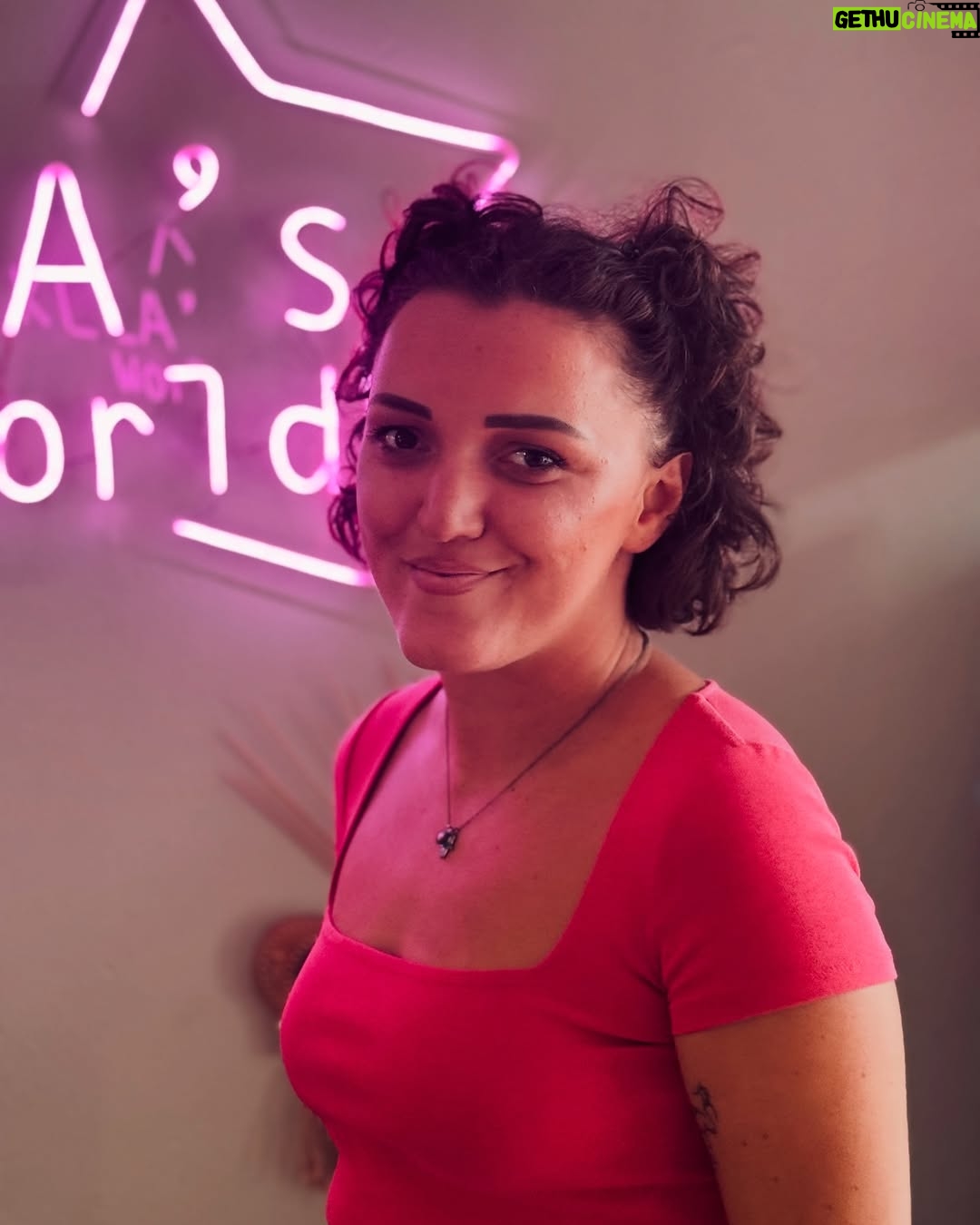 Geraldine Kemper - 3 Likes - Gister was het internationale vrouwendag. Graag deel ik foto’s van een aantal van de vrouwen die we zijn tegengekomen tijdens onze reis.
Sterke inspirerende mensen met elk hun eigen verhaal.
Een ode aan de vrouwen om ons heen!
Vrouwenrechten staan wereldwijd onder druk. Dat zie, hoor en voel ik ook tijdens de reis.
In onze eigen samenleving is bizar genoeg de discussie over baas in eigen buik opeens weer aan de orde van de dag, en in de internationale politiek en op social media wordt seksisme en vrouwonvriendelijk gedrag eerder getolereerd dan tegengegaan.
Het vieren van vrouwen is daarom nu belangrijker dan ooit.
♥️