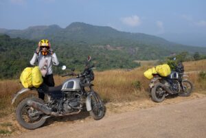 Geraldine Kemper Instagram - Meer fotos van deze fantastische trip door India. Nog een beetje uit Karnataka. Maar.. 
Binnenkort meer over Meghalaya en Assam
staten in het Noord Oosten van India 🌎🌴💚 weer met de motor♥️ 
..en ik zal jullie meenemen naar het grootste Religieuze Festival ter wereld. 
Maha Kumbh ♥️