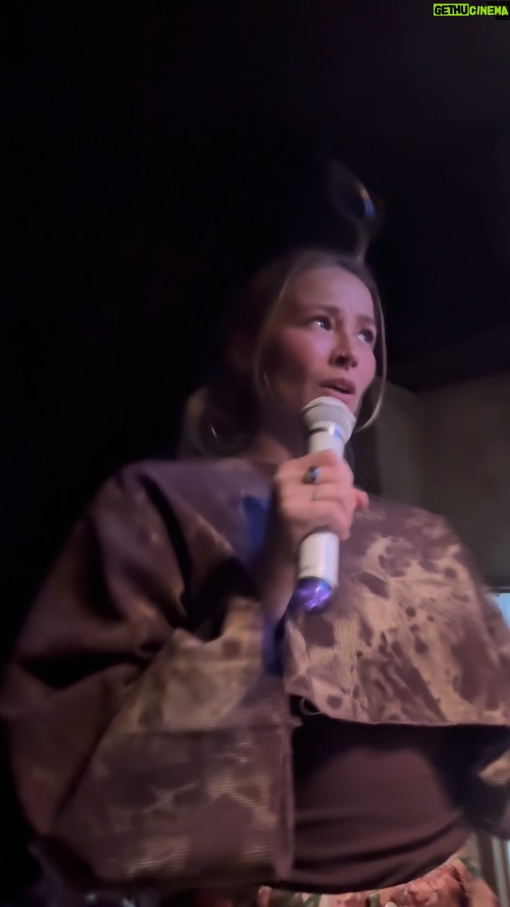 Geraldine Kemper - 3 Likes - Wat hebben we gemist? Let me know in de comments voor de next time dat we naar Japan gaan🥰♥️
Want we komen zeker terug😍🔥☀️
Waar Japanners overdag vaak erg ingetogen, beleefd en op zichzelf zijn, gaan in de avonduren de remmen los.
Het nachtleven in Japan is een bruisende en kleurrijke mix. Je kunt extreem goed uit eten gaan in de Izakaya eetbarren die soms tot diep in de nacht verse yakitori, sushi en wagyu serveren, of in een van de vele barretjes genieten van japanse whiskey, highball (whiskey of sake met bruiswater), vele lokale biertjes en natuurlijk 101 soorten sake. Je kunt karaoke zingen en snake-infused sake shotten, naar live burlesque of dragshows, jazz, rock of klassieke concerten en tot diep in de nacht dansen in verstopte underground barretjes met classic hiphop of gigantische technoclubs. Je kunt met samurai schijven gooien en prijzen winnen, je reisgeld opgokken op een van de 100 speelautomaten of in een reuzenrad borrelen.
We tried it all of course💃
Mijn tip: plan niet te veel en ga op avontuur in de kleine straatjes, spreek lokale hippe japanners aan en kijk goed rond. De beste barretjes zijn vaak goed verstopt zonder uithangbord. Soms zelfs in de metro of achter een eettentje.
Paar Tips♥️🥰🥂‼️
Tokyo:
- Alles wat je wil en extra veel extravaganza
- Shibuya: veel clubs en barren
- Shinjuku: verdwaal in de kleine straatjes vol eetbarren
- Karaoke en gekkigheid: Looptheloop bar bij Shibuya, ook veel andere karaokebarren, eettentjes en lovehotels daar 😏
Kyoto: Culturele hoofdstad; heel veel goede eettentjes
- Dansen: West Harlem (House), World Kyoto (Van alles), Club Circus (Dragshows, house)
- Barren, Concrete bar en beatle momo, en vooral lekker op avontuur in de kleine straatjes
Osaka: goed dansen, rauw randje
- UpsideDown: veel pop-up barren verstopt in een oud winkelcentrum
- Rake?Raka?: underground house/acid/technobar
- Joule en Circus: grote clubs voor hiphop/house
- Shin-Sekai: buurtje met veel spellen op straat
Nagano:
- perfect om te hoppen van eetbar naar eetbar
- Onze favo: Nobuta