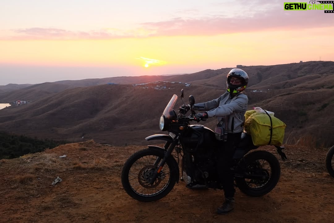 Geraldine Kemper - 3 Likes - Meer fotos van deze fantastische trip door India. Nog een beetje uit Karnataka. Maar..
Binnenkort meer over Meghalaya en Assam
staten in het Noord Oosten van India 🌎🌴💚 weer met de motor♥️
..en ik zal jullie meenemen naar het grootste Religieuze Festival ter wereld.
Maha Kumbh ♥️