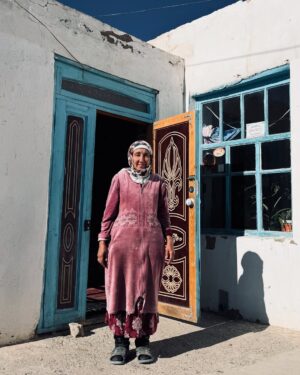 Geraldine Kemper Instagram - Gister was het internationale vrouwendag. Graag deel ik foto’s van een aantal van de vrouwen die we zijn tegengekomen tijdens onze reis. 
Sterke inspirerende mensen met elk hun eigen verhaal. 
Een ode aan de vrouwen om ons heen!

Vrouwenrechten staan wereldwijd onder druk. Dat zie, hoor en voel ik ook tijdens de reis. 

In onze eigen samenleving is bizar genoeg de discussie over baas in eigen buik opeens weer aan de orde van de dag, en in de internationale politiek en op social media wordt seksisme en vrouwonvriendelijk gedrag eerder getolereerd dan tegengegaan. 

Het vieren van vrouwen is daarom nu  belangrijker dan ooit. 

♥️