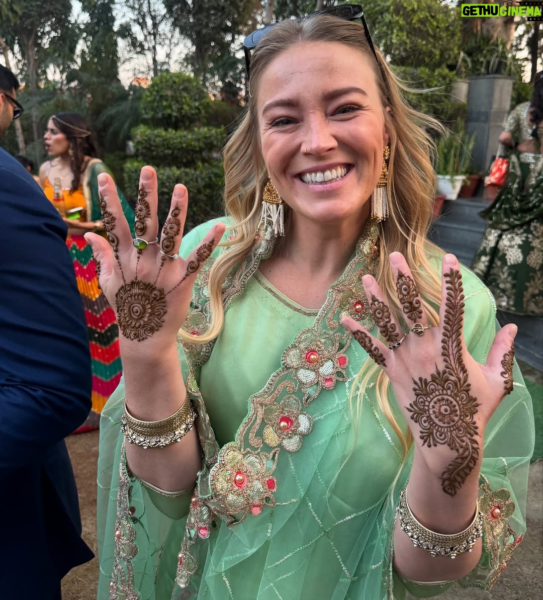Geraldine Kemper - 3 Likes - Binnenkort meer over mijn eerste Indiase bruiloft ♥️🥰🌴
Check de laatste 2 slides, en zie wat ik het allerliefste doe🙃
Nu klaarmaken voor weer een dag😍 Want deze bruiloft duurt 3 dagen🎈
Zijn jullie wel eens op een buitenlandse bruiloft geweest?
Ik kijk mn ogen uit❤️
Zo geweldig🌴
#delhi #wedding #indianwedding