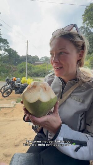 Geraldine Kemper Instagram - Met wie zou jij een motortrip door India willen maken? 
Onze motortrip door Karnataka in India was één groot avontuur.
Voor het eerst op een Royal Enfield Himalayan. Voor de motorliefhebbers onder ons, deze motor komt uit India. 😍❤️

We hebben getwijfeld over kopen. Maar omdat we in verschillende provincies reizen en ook een stuk met de trein gaan hebben we toch gekozen voor huren.
We huurden bij Royal Brothers. 
Ze hebben meerdere vestigingen door het land. 

Met de motor reden we door een schilderachtig landschap van heuvels, tempels en koffievelden. De geur van vers gebrande koffie en de kruidige aroma’s van lokale markten. Perfectie. 

Onderweg veel mooie gesprekken gevoerd. Mensen zijn blij dat je India bezoekt. 
Gastvrije families in kleine dorpen, nieuwsgierige kinderen die vol trots hun wereld lieten zien en reizigers uit alle hoeken van India. 
Elk moment was een mix van kleuren, geuren en ontmoetingen. 🇮🇳 
Het eten? 
Ik wil hier niet meer weg🙈

De wegen waren een avontuur op zich. Potholes ontwijken, koeien en apen die oversteken en medeweggebruikers die denken dat jouw rijbaan die van hen is. En je moet vooral niet bang zijn om op de meest bijzondere momenten en plekken rechts of links in te halen. 
En toeteren. Heel veel toeteren.

En ja, overal op de foto gaan met nieuwsgierige Indiërs hoort er ook absoluut bij 📸

Hieronder vind je een kleine tiplijst van plekken, watervallen en tempels die wij hebben bezocht.

Mysore
Mysore palace
Madikeri
Namdroling monastry golden temple
Abbey waterfall
Tadiyandamol peak
Mallalli waterfalls
Sakleshpur
Belur
Chikkamagaluru
Subramanya
Talakadu
Jog falls 
Unchalli falls 
Yana rocks 
Chitradurga

Verblijf met koffiebonenuitzicht uit douche was: 
Tat Tvam Organic Coffee Farm and Eco Stay
Verder in veel guesthouses en homestays geslapen😍