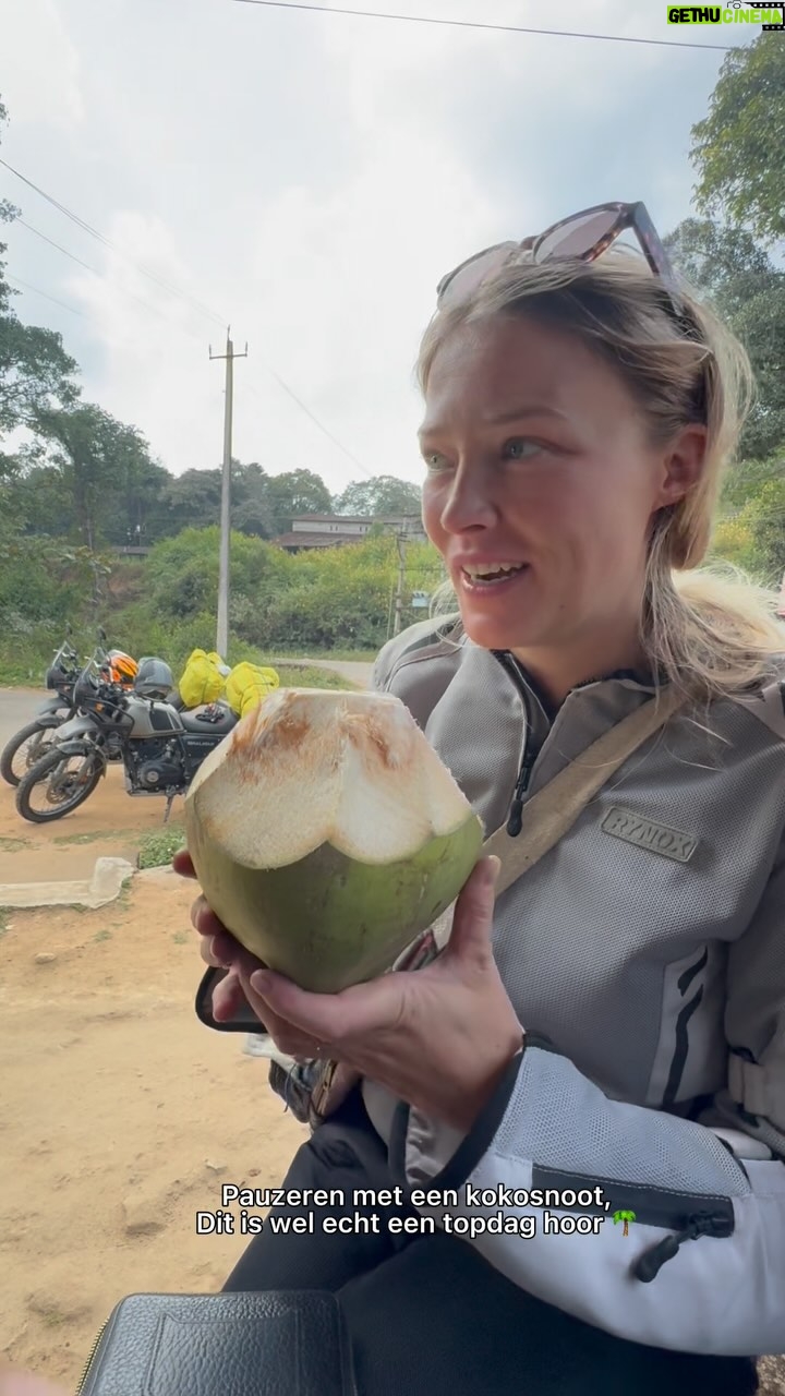 Geraldine Kemper - 3 Likes - Met wie zou jij een motortrip door India willen maken?
Onze motortrip door Karnataka in India was één groot avontuur.
Voor het eerst op een Royal Enfield Himalayan. Voor de motorliefhebbers onder ons, deze motor komt uit India. 😍❤️
We hebben getwijfeld over kopen. Maar omdat we in verschillende provincies reizen en ook een stuk met de trein gaan hebben we toch gekozen voor huren.
We huurden bij Royal Brothers.
Ze hebben meerdere vestigingen door het land.
Met de motor reden we door een schilderachtig landschap van heuvels, tempels en koffievelden. De geur van vers gebrande koffie en de kruidige aroma’s van lokale markten. Perfectie.
Onderweg veel mooie gesprekken gevoerd. Mensen zijn blij dat je India bezoekt.
Gastvrije families in kleine dorpen, nieuwsgierige kinderen die vol trots hun wereld lieten zien en reizigers uit alle hoeken van India.
Elk moment was een mix van kleuren, geuren en ontmoetingen. 🇮🇳
Het eten?
Ik wil hier niet meer weg🙈
De wegen waren een avontuur op zich. Potholes ontwijken, koeien en apen die oversteken en medeweggebruikers die denken dat jouw rijbaan die van hen is. En je moet vooral niet bang zijn om op de meest bijzondere momenten en plekken rechts of links in te halen.
En toeteren. Heel veel toeteren.
En ja, overal op de foto gaan met nieuwsgierige Indiërs hoort er ook absoluut bij 📸
Hieronder vind je een kleine tiplijst van plekken, watervallen en tempels die wij hebben bezocht.
Mysore
Mysore palace
Madikeri
Namdroling monastry golden temple
Abbey waterfall
Tadiyandamol peak
Mallalli waterfalls
Sakleshpur
Belur
Chikkamagaluru
Subramanya
Talakadu
Jog falls
Unchalli falls
Yana rocks
Chitradurga
Verblijf met koffiebonenuitzicht uit douche was:
Tat Tvam Organic Coffee Farm and Eco Stay
Verder in veel guesthouses en homestays geslapen😍