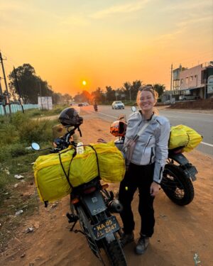 Geraldine Kemper Instagram - Hier wat fijne platen van ons eerste deel motorrijden door India. ♥️🌴🏍️
Op een Royal Enfield Himalayan.
Door de staat Karnataka. 

Ik zal hier binnenkort een reel posten en onze roadtrip wat preciezer uitleggen. 
Maar.. 
Het is genieten in de chaos van India 😍