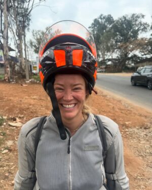 Geraldine Kemper Instagram - Hier wat fijne platen van ons eerste deel motorrijden door India. ♥️🌴🏍️
Op een Royal Enfield Himalayan.
Door de staat Karnataka. 

Ik zal hier binnenkort een reel posten en onze roadtrip wat preciezer uitleggen. 
Maar.. 
Het is genieten in de chaos van India 😍