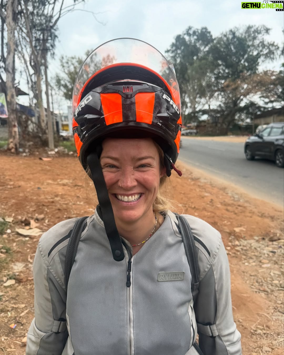 Geraldine Kemper - 3 Likes - Hier wat fijne platen van ons eerste deel motorrijden door India. ♥️🌴🏍️
Op een Royal Enfield Himalayan.
Door de staat Karnataka.
Ik zal hier binnenkort een reel posten en onze roadtrip wat preciezer uitleggen.
Maar..
Het is genieten in de chaos van India 😍