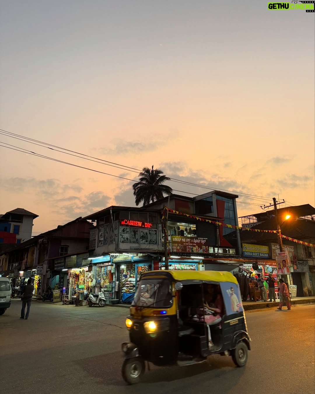Geraldine Kemper - 3 Likes - Hier wat fijne platen van ons eerste deel motorrijden door India. ♥️🌴🏍️
Op een Royal Enfield Himalayan.
Door de staat Karnataka.
Ik zal hier binnenkort een reel posten en onze roadtrip wat preciezer uitleggen.
Maar..
Het is genieten in de chaos van India 😍