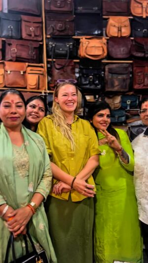 Geraldine Kemper Instagram - Rajasthan!

Het rijke land van Indiase koningen, eeuwenoude paleizen, kleurrijke markten en uitgestrekte woestijnen. 

Stofhappen op een classic Royal Enfield. Curries eten met zilver bestek in oude paleizen. De warme of kille energie aanvoelen van religieuze plekken. Je bek verbranden aan de allerlekkerste verse chapatti’s. Koffie leuten met verkopers op straat. Bewakers omkopen met selfies. De zon op zien komen bij een kamelenmarkt. Yoga en meditatie op het dak. Dansen en verjaardagen vieren van wildvreemden in de woestijn. Chaos en getoeter. Alle kleuren van de regenboog binnen elke vierkante meter.

We leerden over Indiase wetenschappers, over het Hinduïsme en Jain geloof, over de lastige positie voor veel vrouwen, over hoe lekker een goede pizza of koffie kan zijn na 7 dagen curry en thee, over de ongeschreven regels in de trein en over de voorrang van gigantische koeien in smalle steegjes.

India is veel. India is emotie. India is aanvoelen en het interpreteren van regels. India is alles in your face maar dan altijd met nét iets meer spice. India is ondernemen en altijd blijven geloven. 
India is kleur en leven in het moment.

#india
#rajasthan 
#travel
