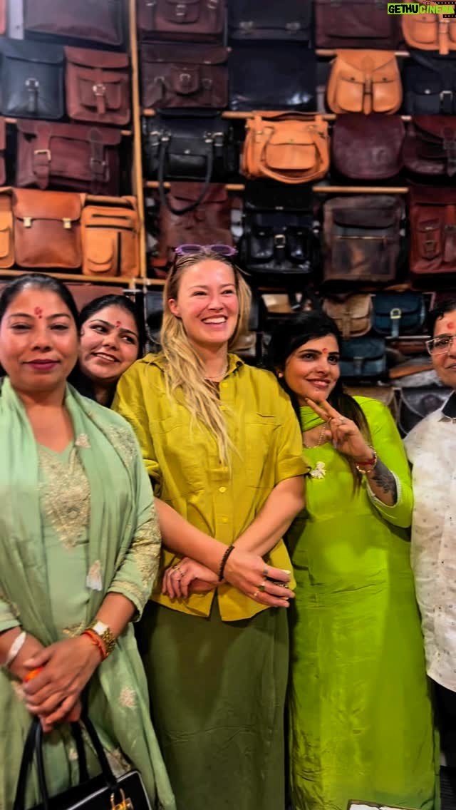 Geraldine Kemper - 3 Likes - Rajasthan!
Het rijke land van Indiase koningen, eeuwenoude paleizen, kleurrijke markten en uitgestrekte woestijnen.
Stofhappen op een classic Royal Enfield. Curries eten met zilver bestek in oude paleizen. De warme of kille energie aanvoelen van religieuze plekken. Je bek verbranden aan de allerlekkerste verse chapatti’s. Koffie leuten met verkopers op straat. Bewakers omkopen met selfies. De zon op zien komen bij een kamelenmarkt. Yoga en meditatie op het dak. Dansen en verjaardagen vieren van wildvreemden in de woestijn. Chaos en getoeter. Alle kleuren van de regenboog binnen elke vierkante meter.
We leerden over Indiase wetenschappers, over het Hinduïsme en Jain geloof, over de lastige positie voor veel vrouwen, over hoe lekker een goede pizza of koffie kan zijn na 7 dagen curry en thee, over de ongeschreven regels in de trein en over de voorrang van gigantische koeien in smalle steegjes.
India is veel. India is emotie. India is aanvoelen en het interpreteren van regels. India is alles in your face maar dan altijd met nét iets meer spice. India is ondernemen en altijd blijven geloven.
India is kleur en leven in het moment.
#india
#rajasthan
#travel