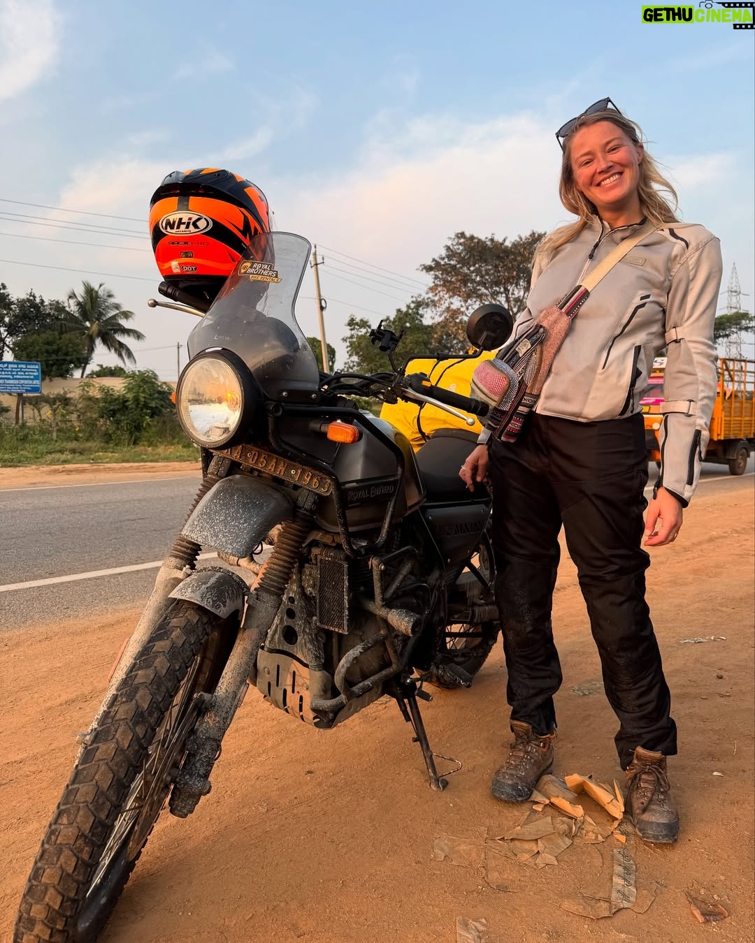 Geraldine Kemper - 3 Likes - Hier wat fijne platen van ons eerste deel motorrijden door India. ♥️🌴🏍️
Op een Royal Enfield Himalayan.
Door de staat Karnataka.
Ik zal hier binnenkort een reel posten en onze roadtrip wat preciezer uitleggen.
Maar..
Het is genieten in de chaos van India 😍