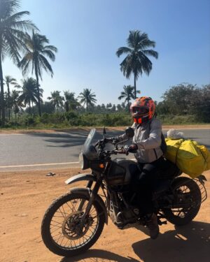 Geraldine Kemper Instagram - Hier wat fijne platen van ons eerste deel motorrijden door India. ♥️🌴🏍️
Op een Royal Enfield Himalayan.
Door de staat Karnataka. 

Ik zal hier binnenkort een reel posten en onze roadtrip wat preciezer uitleggen. 
Maar.. 
Het is genieten in de chaos van India 😍