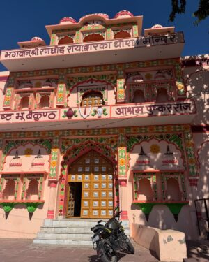 Geraldine Kemper Instagram - Het laatste deel van onze reis door India. Rajasthan. 
Binnenkort zal ik hier een filmpje posten. 
Maar het was magisch. 

Jaipur
Pushkar
Udaipur
Ranakpur

#india 
#rajasthan