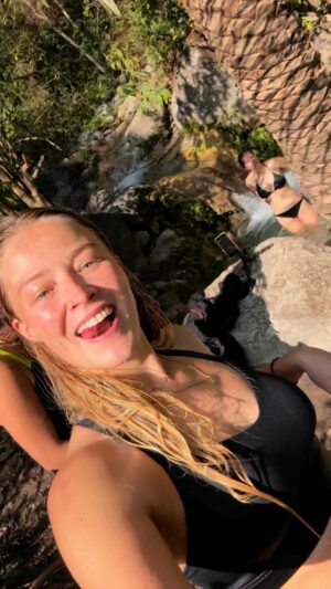 Geraldine Kemper Instagram - Het indiase avontuur aan kleuren en ervaringen ging nog even door. 

We bezochten Rishikesh en Varanasi, twee plekken waar mensen vanuit heel India en de wereld naartoe gaan, om twee verschillende redenen.

Varanasi is een bizarre en intense stad die veel indruk op me heeft achtergelaten. Niet alleen door het meest drukke verkeer wat ik in India ben tegengekomen, maar ook omdat het een plek van leven en dood is. Mensen baden in de heilige rivier de Ganges en bidden in een van de vele tempels, maar verbranden ook hun dierbaren op de oevers van de rivier, waarna de asresten in de rivier wordt gegooid. Het is een plek van geboorte en afscheid, een plek waar in de ochtend en avond de heilige ganges wordt geëerd, een plek waar hindoes verlossing vinden en ‘Moksha’ bereiken. 
We hadden mooie gesprekken met families, en mochten van dichtbij een crematie meemaken samen met de oudste zoon van de overledene en zijn broers, gekleed in witte rouwkleding met een klein staartje op het hoofd. Rituelen werden uitgevoerd, het lichaam wordt bedekt met sandelwood en kleurrijke doeken. Er is weinig zichtbare emotie. Men gelooft dat de geest al het lichaam verlaten heeft en dat er enkel stoffelijk overschot is. Rijk en arm branden naast elkaar. 
‘S ochtends gaan mensen met blote handen door de as en botten heen op zoek naar goud of zilver, het is geven, nemen, en het leven gaat weer door. 50 meter verder baadt men in dezelfde rivier waar het as in wordt gegooid. 

Varanasi liet een diepe indruk achter en liet me nog meer realiseren hoe leven en dood zo met elkaar verbonden is, in dit geval zelfs op dezelfde plek.

In Rishikesh is deze spiritualiteit ook goed te voelen. We deden samen met een paar nieuwe vrienden uit Engeland en Costa Rica een yoga en meditatie retraite. Waar ik de eerste twee dagen nog flink sceptisch rondliep door deze yoga capital, moet ik zeggen dat ik na een aantal dagen toch erg genoot van het stilstaan, de bezoeken aan tempels, het leren over eeuwenoude yoga technieken, te leren mediteren en na maandenlang uit mijn rugzak leven, even rustig kunnen reflecteren.

Reizen is veel bewegen, maar ook soms even stilstaan.