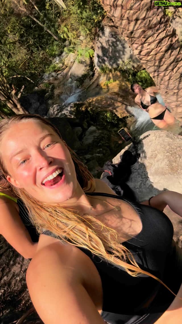 Geraldine Kemper - 3 Likes - Het indiase avontuur aan kleuren en ervaringen ging nog even door.
We bezochten Rishikesh en Varanasi, twee plekken waar mensen vanuit heel India en de wereld naartoe gaan, om twee verschillende redenen.
Varanasi is een bizarre en intense stad die veel indruk op me heeft achtergelaten. Niet alleen door het meest drukke verkeer wat ik in India ben tegengekomen, maar ook omdat het een plek van leven en dood is. Mensen baden in de heilige rivier de Ganges en bidden in een van de vele tempels, maar verbranden ook hun dierbaren op de oevers van de rivier, waarna de asresten in de rivier wordt gegooid. Het is een plek van geboorte en afscheid, een plek waar in de ochtend en avond de heilige ganges wordt geëerd, een plek waar hindoes verlossing vinden en ‘Moksha’ bereiken.
We hadden mooie gesprekken met families, en mochten van dichtbij een crematie meemaken samen met de oudste zoon van de overledene en zijn broers, gekleed in witte rouwkleding met een klein staartje op het hoofd. Rituelen werden uitgevoerd, het lichaam wordt bedekt met sandelwood en kleurrijke doeken. Er is weinig zichtbare emotie. Men gelooft dat de geest al het lichaam verlaten heeft en dat er enkel stoffelijk overschot is. Rijk en arm branden naast elkaar.
‘S ochtends gaan mensen met blote handen door de as en botten heen op zoek naar goud of zilver, het is geven, nemen, en het leven gaat weer door. 50 meter verder baadt men in dezelfde rivier waar het as in wordt gegooid.
Varanasi liet een diepe indruk achter en liet me nog meer realiseren hoe leven en dood zo met elkaar verbonden is, in dit geval zelfs op dezelfde plek.
In Rishikesh is deze spiritualiteit ook goed te voelen. We deden samen met een paar nieuwe vrienden uit Engeland en Costa Rica een yoga en meditatie retraite. Waar ik de eerste twee dagen nog flink sceptisch rondliep door deze yoga capital, moet ik zeggen dat ik na een aantal dagen toch erg genoot van het stilstaan, de bezoeken aan tempels, het leren over eeuwenoude yoga technieken, te leren mediteren en na maandenlang uit mijn rugzak leven, even rustig kunnen reflecteren.
Reizen is veel bewegen, maar ook soms even stilstaan.