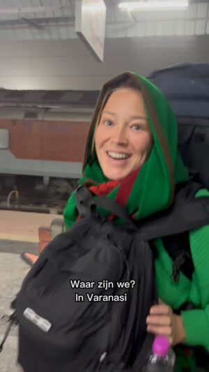 Geraldine Kemper Instagram - Wat is jouw meest memorabele treinreis in Nederland of  het buitenland?

Reizen met de trein heeft naast het rijden met de motor ook echt mijn hart veroverd♥️

India en treinen zijn echt met elkaar verbonden. 
Sinds de eerste trein in het Britse koloniale India van de 19e eeuw reed, heeft het Indiase spoorwegnet zich ontwikkeld tot een van de grootste ter wereld: meer dan 67.000 kilometer aan rails, en miljoenen mensen met miljoenen verhalen die per dag in duizenden treinen van de Himalaya tot de zuidkust rijden.

Treinreizen in India is niet zomaar in de intercity stappen, het is een ervaring van A tot Z. Van drukke stations waar chai wordt verkocht en militairen met motor en al wachten op vervoer naar huis, tot slapende reizigers in het gangpad, koeien op het spoor en eettentjes en wasserettes met families die vanuit de sloppenwijken met veel enthousiasme en liefde hun diensten aanbieden. Reizen met de trein is elke keer een klein avontuur. 

Van Assam naar Banares en Delhi deelden we verhalen met onbekenden, aten verse curries en warme chapati’s op onze treinbank, hingen met de wind in ons gezicht uit de open deur met fantastisch uitzicht, probeerden de krantkoppen uit het Hindi te vertalen en zagen het landschap aan groene heuvels, woestijn, bergen aan plastic, de rivier de ganges en oude tempels langs ons voorbij gaan. 

Soms snel, soms traag. De Indiase trein is een wereld op zich. Instappen is reizen door tijd, cultuur en vooral veel heerlijke chaos tegelijk.🚂✨ 

Je hebt veel verschillende klassen. Voor de langere ritten kozen we voor eerste klas. 
Net iets comfortabeler. Wel iets je duurder. Maar nog steeds prima te betalen. (Wc’s zijn ook in 1e klas minimaal;) 
Tip. Vraag een cabine aan bij het boeken. Dan zit je met zn 2en.

Wij boekten via de Indiarail site. En je hebt daar ook een apart kopje voor toeristen. 
Iets duidelijker want de “normale” manier werkt met wachtlijsten en dat was soms beetje onhandig en onduidelijk. 

#travel
#varanasi 
#India 
#train