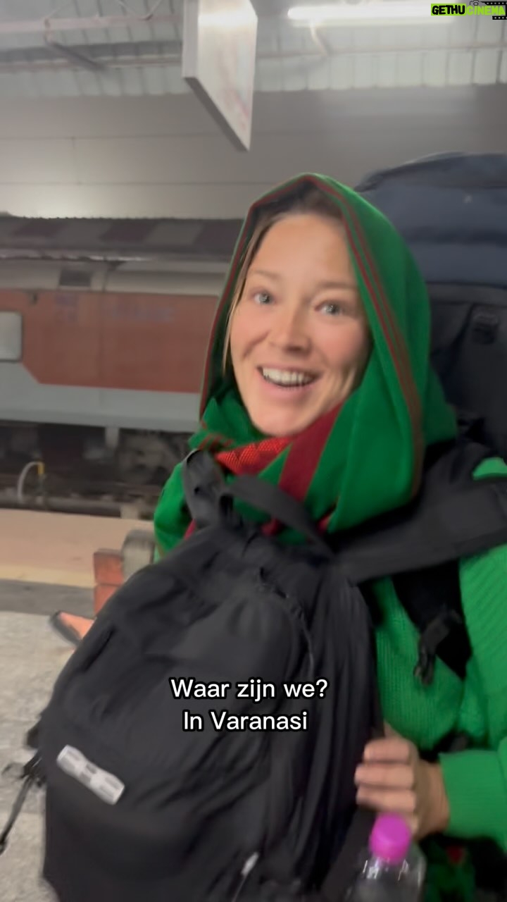 Geraldine Kemper - 3 Likes - Wat is jouw meest memorabele treinreis in Nederland of het buitenland?
Reizen met de trein heeft naast het rijden met de motor ook echt mijn hart veroverd♥️
India en treinen zijn echt met elkaar verbonden.
Sinds de eerste trein in het Britse koloniale India van de 19e eeuw reed, heeft het Indiase spoorwegnet zich ontwikkeld tot een van de grootste ter wereld: meer dan 67.000 kilometer aan rails, en miljoenen mensen met miljoenen verhalen die per dag in duizenden treinen van de Himalaya tot de zuidkust rijden.
Treinreizen in India is niet zomaar in de intercity stappen, het is een ervaring van A tot Z. Van drukke stations waar chai wordt verkocht en militairen met motor en al wachten op vervoer naar huis, tot slapende reizigers in het gangpad, koeien op het spoor en eettentjes en wasserettes met families die vanuit de sloppenwijken met veel enthousiasme en liefde hun diensten aanbieden. Reizen met de trein is elke keer een klein avontuur.
Van Assam naar Banares en Delhi deelden we verhalen met onbekenden, aten verse curries en warme chapati’s op onze treinbank, hingen met de wind in ons gezicht uit de open deur met fantastisch uitzicht, probeerden de krantkoppen uit het Hindi te vertalen en zagen het landschap aan groene heuvels, woestijn, bergen aan plastic, de rivier de ganges en oude tempels langs ons voorbij gaan.
Soms snel, soms traag. De Indiase trein is een wereld op zich. Instappen is reizen door tijd, cultuur en vooral veel heerlijke chaos tegelijk.🚂✨
Je hebt veel verschillende klassen. Voor de langere ritten kozen we voor eerste klas.
Net iets comfortabeler. Wel iets je duurder. Maar nog steeds prima te betalen. (Wc’s zijn ook in 1e klas minimaal;)
Tip. Vraag een cabine aan bij het boeken. Dan zit je met zn 2en.
Wij boekten via de Indiarail site. En je hebt daar ook een apart kopje voor toeristen.
Iets duidelijker want de “normale” manier werkt met wachtlijsten en dat was soms beetje onhandig en onduidelijk.
#travel
#varanasi
#India
#train