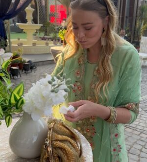 Geraldine Kemper Instagram - Binnenkort meer over mijn eerste Indiase bruiloft ♥️🥰🌴 
Check de laatste 2 slides, en zie wat ik het allerliefste doe🙃
Nu klaarmaken voor weer een dag😍 Want deze bruiloft duurt 3 dagen🎈
Zijn jullie wel eens op een buitenlandse bruiloft geweest? 
Ik kijk mn ogen uit❤️
Zo geweldig🌴

#delhi #wedding #indianwedding