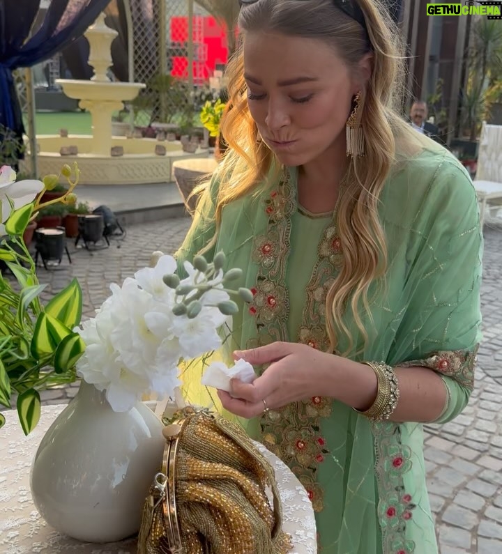 Geraldine Kemper - 3 Likes - Binnenkort meer over mijn eerste Indiase bruiloft ♥️🥰🌴
Check de laatste 2 slides, en zie wat ik het allerliefste doe🙃
Nu klaarmaken voor weer een dag😍 Want deze bruiloft duurt 3 dagen🎈
Zijn jullie wel eens op een buitenlandse bruiloft geweest?
Ik kijk mn ogen uit❤️
Zo geweldig🌴
#delhi #wedding #indianwedding