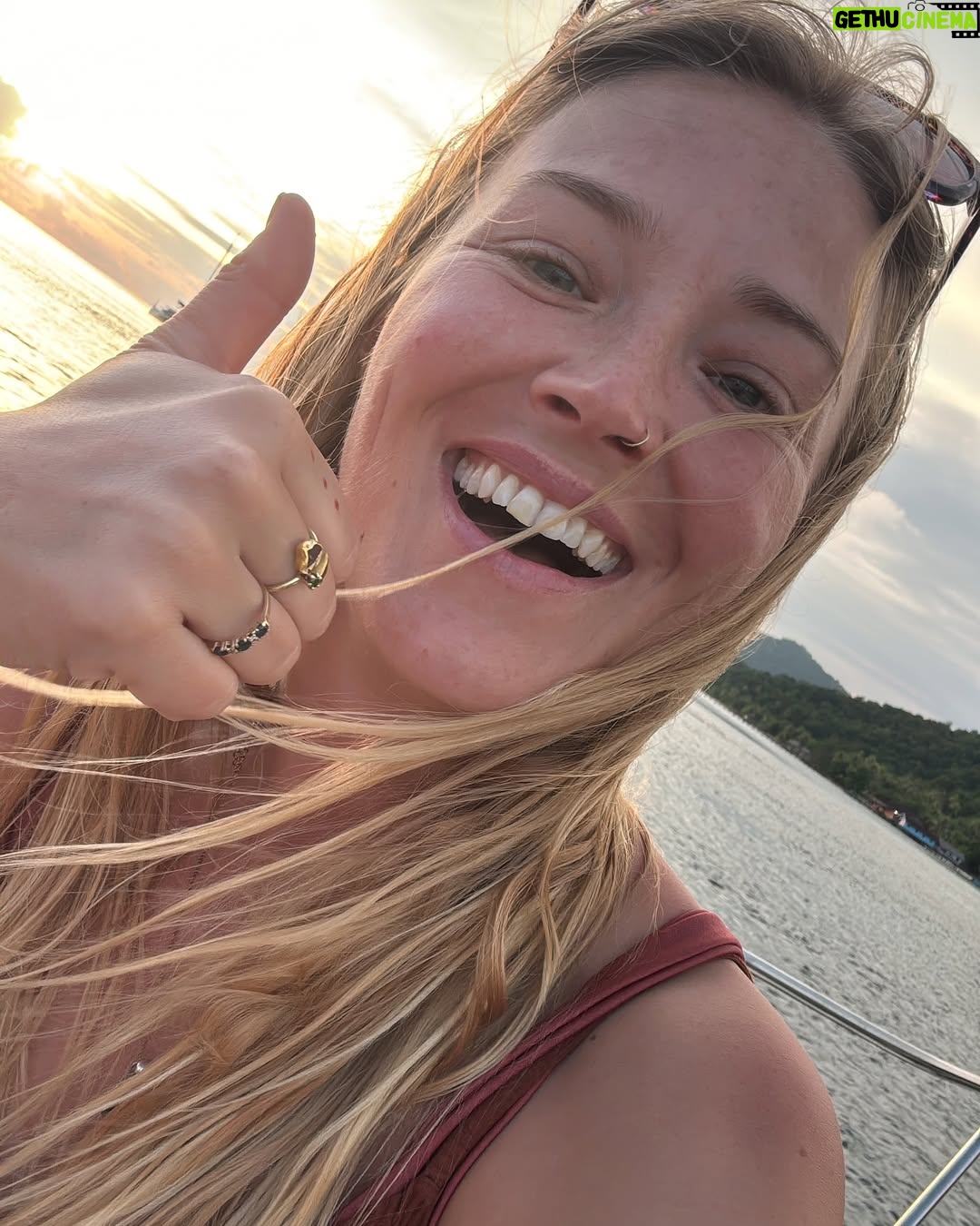 Geraldine Kemper - 3 Likes - We mogen nog even door met het avontuur.
Tot eind juli zijn we op reis. Ik had een tussenstop in Amsterdam. Voor werk en prive. En nu weer door.
Wat een geluk ♥️🌴☀️
Indonesië laat ik jullie nog zien. (Dit was voor Amsterdam, mn insta loopt wat achter) met Oa het laatste paradijs op aarde: Radja Ampat♥️ snel meer content♥️