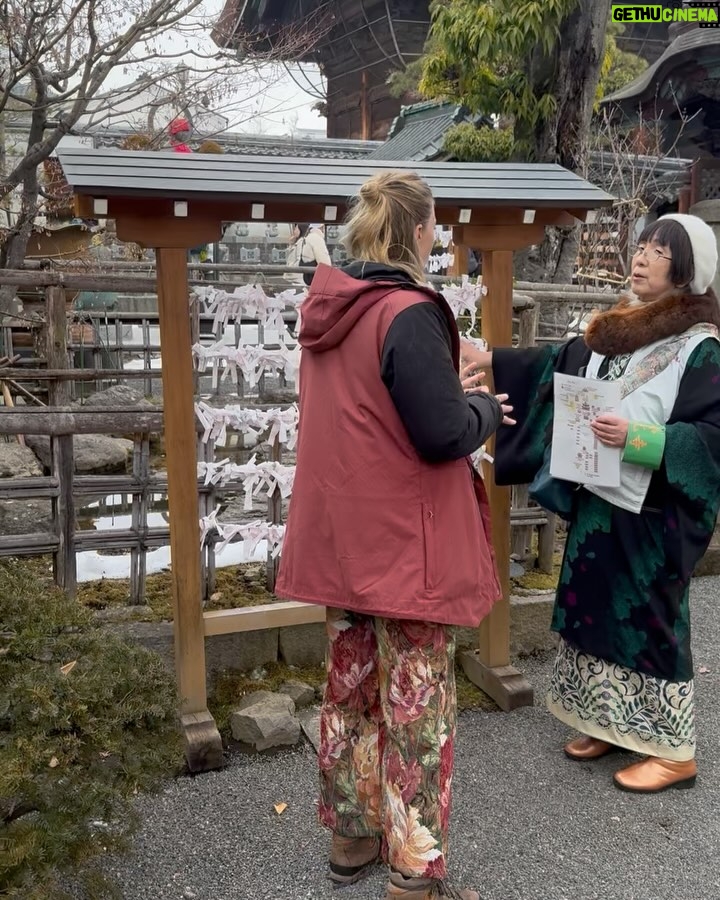 Geraldine Kemper - 3 Likes - Japan♥️
Wat een fantastische trip door Japan tot nu toe♥️
Van snowboarden in de bergen tot tempels bezoeken in Nagano.
Heerlijk eten en sake drinken.
De vlag hing voor ons uit in een hotel in Nagano. En we kregen een persoonlijke tour door de Zenko-jo tempel.
Thanks @iiyama_tourism en @nagano_japan 🌸
En @hopscotchtourismnl ♥️
#travel
#japan
#sommigeverblijvengekregenhiephoi