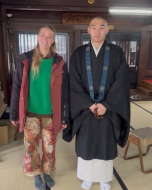 Geraldine Kemper Instagram - Japan♥️

Wat een fantastische trip door Japan tot nu toe♥️
Van snowboarden in de bergen tot tempels bezoeken in Nagano. 
Heerlijk eten en sake drinken. 
De vlag hing voor ons uit in een hotel in Nagano. En we kregen een persoonlijke tour door de Zenko-jo tempel. 

Thanks @iiyama_tourism en @nagano_japan 🌸

En @hopscotchtourismnl ♥️

#travel 
#japan
#sommigeverblijvengekregenhiephoi