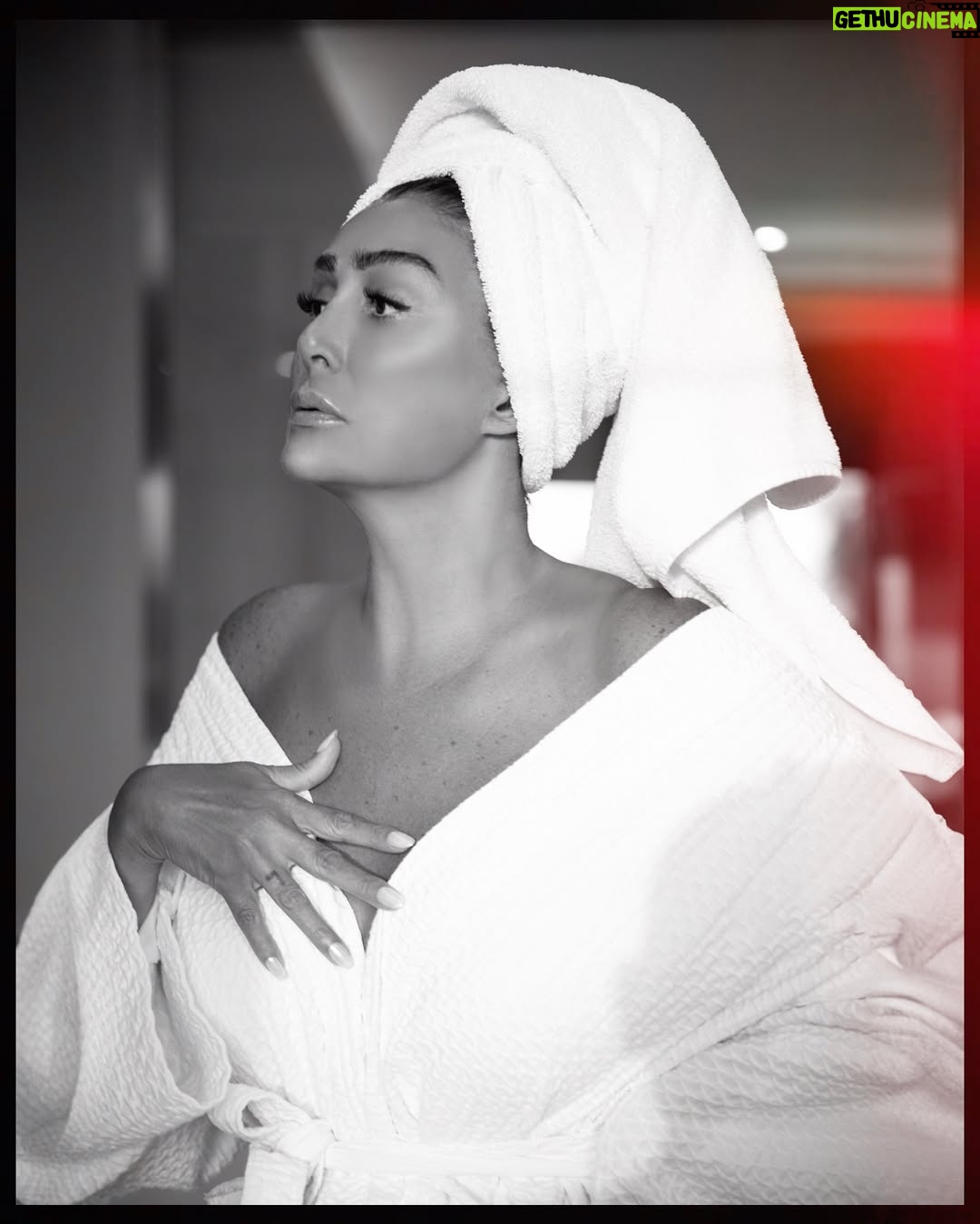 Ghada Abdel Razek - 11.2K Likes - بدون مكياج بدون فلتر فقط منشفه علي رأسك و لنبدأ ..!!
من الارشيف من تصويري للنجمة غاده عبد الرازق بكامل رونقها و جمالها كالملكه المتوجه بدون مكياج بدون حلي او مجوهرات فقط المنشفه هي من تبروز هذه الطبيعه علي غرار صور النجمات العالميات في مجموعه المصور العالمي @mariotestino في #towelseries @ghadaabdelrazek @byisraagalal