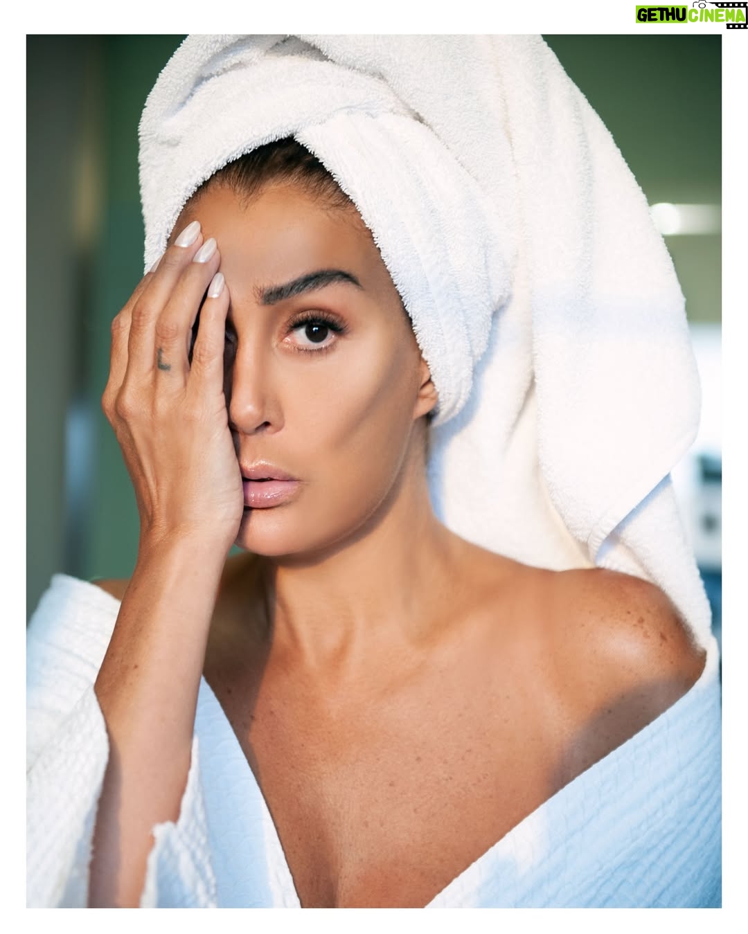 Ghada Abdel Razek - 11.2K Likes - بدون مكياج بدون فلتر فقط منشفه علي رأسك و لنبدأ ..!!
من الارشيف من تصويري للنجمة غاده عبد الرازق بكامل رونقها و جمالها كالملكه المتوجه بدون مكياج بدون حلي او مجوهرات فقط المنشفه هي من تبروز هذه الطبيعه علي غرار صور النجمات العالميات في مجموعه المصور العالمي @mariotestino في #towelseries @ghadaabdelrazek @byisraagalal